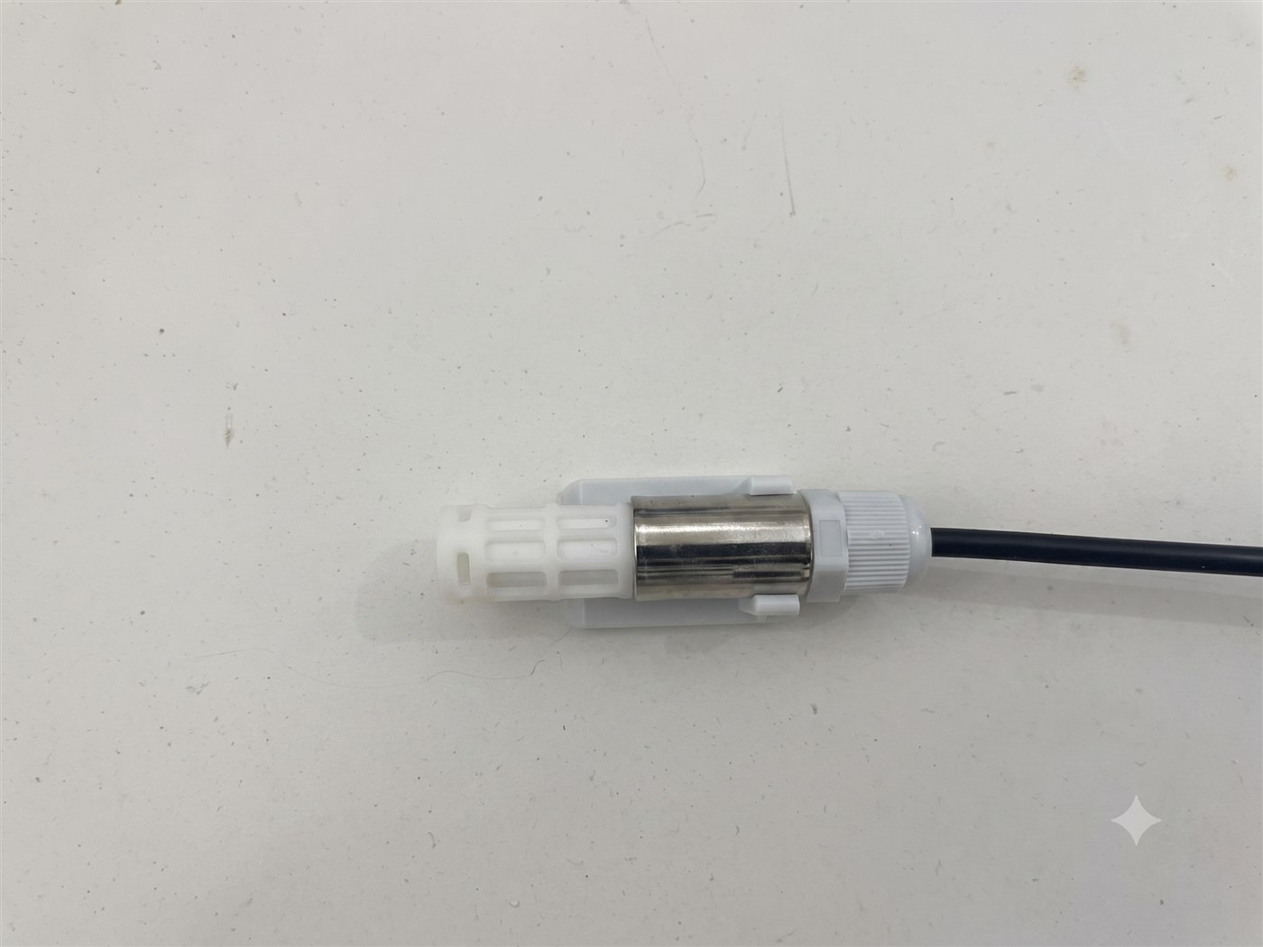 The probe's sensor head with a protective filter